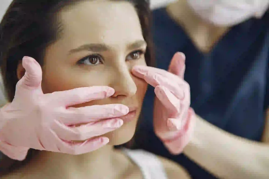 Foto de mulher mostrando nariz com foco em rinoplastia